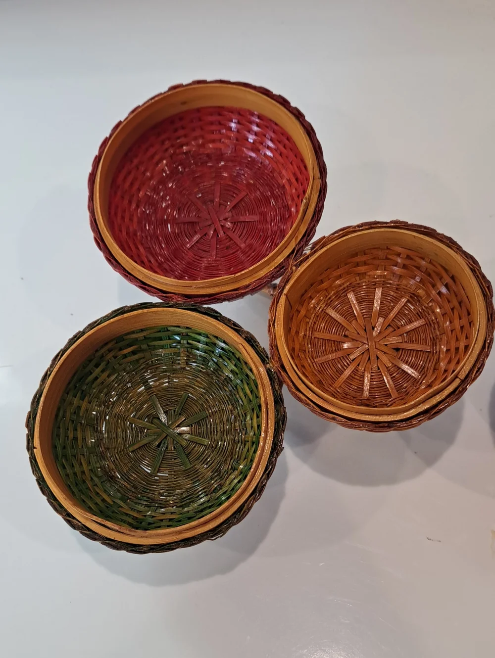 Vtg Shanghai Handcrafted 3 Piece Interconnected Wicker Fruit Basket Set